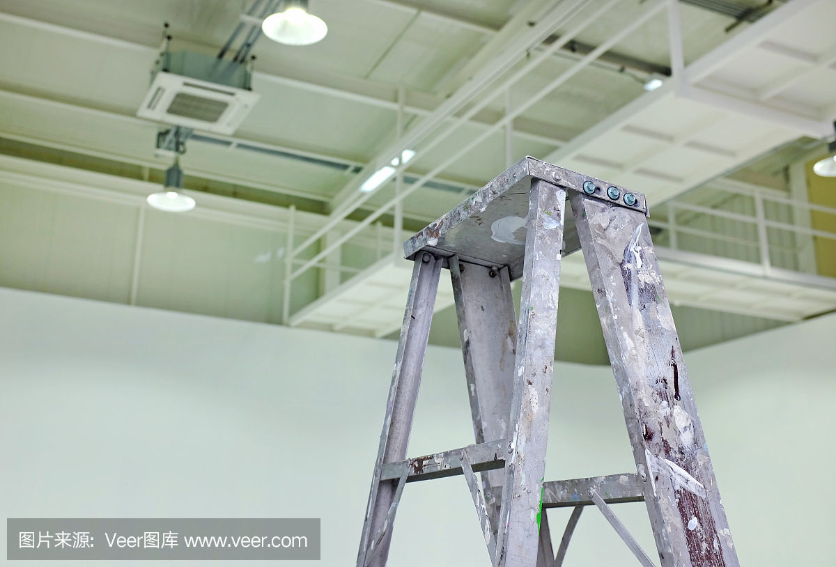 會議室的鋁梯子很臟。