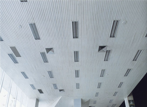 石膏板吊頂為何易開裂？——深度解析家裝工程中的常見問(wèn)題